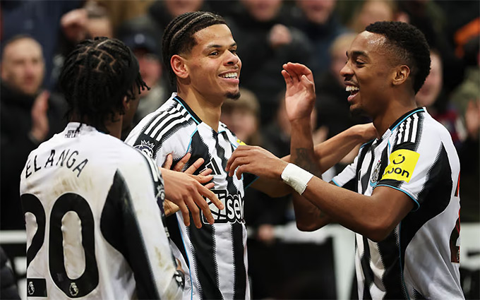 Osula ấn định chiến thắng cho Newcastle ở phút bù giờ