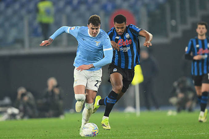 Daniel Maldini (trái) chơi tốt trước Atalanta