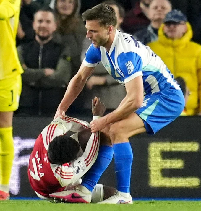 Joel Veltman cố gắng kéo Bukayo Saka đứng dậy ngay