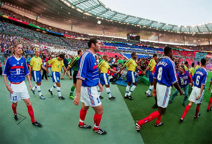 Cầu thủ 2 bên ra sân trước trận chung kết