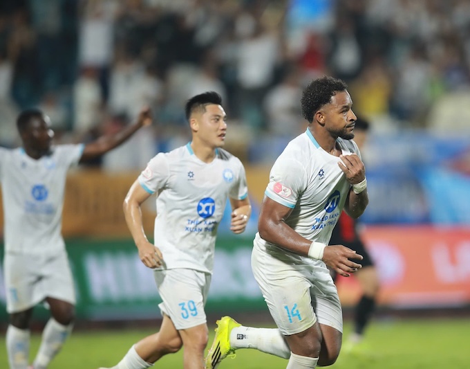 Xuân Son và đồng đội đang muốn có thêm một trận thắng ở sân PVF. Ảnh: Quang Đương 