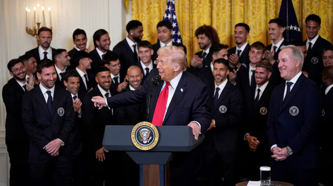 Ông Trump phát biểu và liên tục chỉ tay về Messi