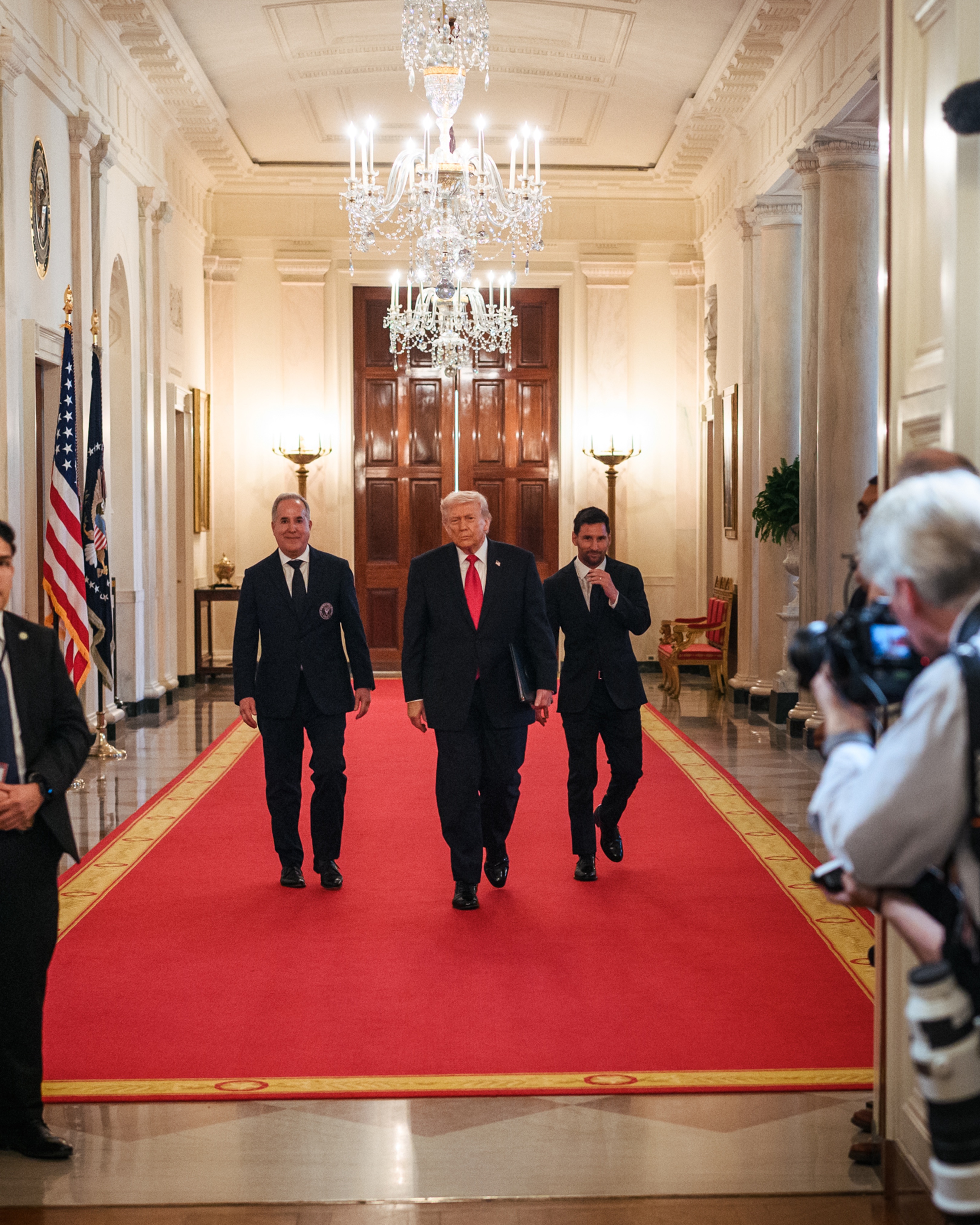 Sự kiện đáng nhớ của Messi khi được gặp Tổng thống Trump (giữa)