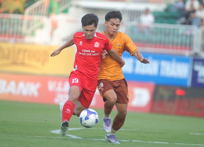 Pha tranh bóng của cầu thủ hai đội. Ảnh: Đình Viên