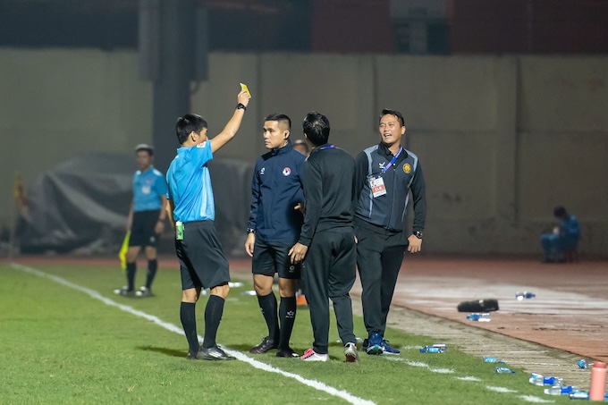 Trọng tài rút thẻ cảnh cáo ban huấn luyện Thanh Hoá. Ảnh: Đức Cường 