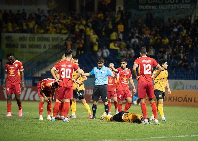 Tình huống Rimario bị chèn ngã trong vòng cấm ở phút 19. Ảnh: Đức Cường