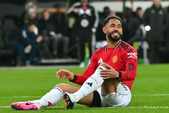 MU đang thiếu nhân sự bên cánh trái, nơi Cunha thích bó vào trung lộ nhiều hơn thay vì bám biên