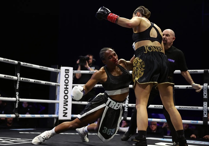 Nhà vô địch Olympic 2 lần người Anh hạ gục đối thủ một cách tàn bạo