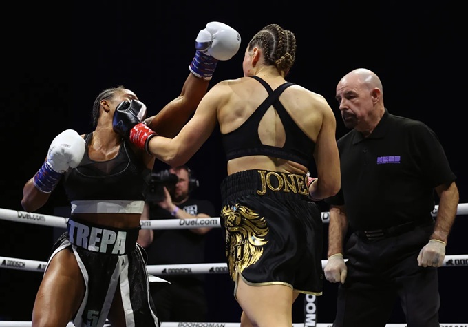 Cú knock-out hoàn hảo của Jade Jones (phải)