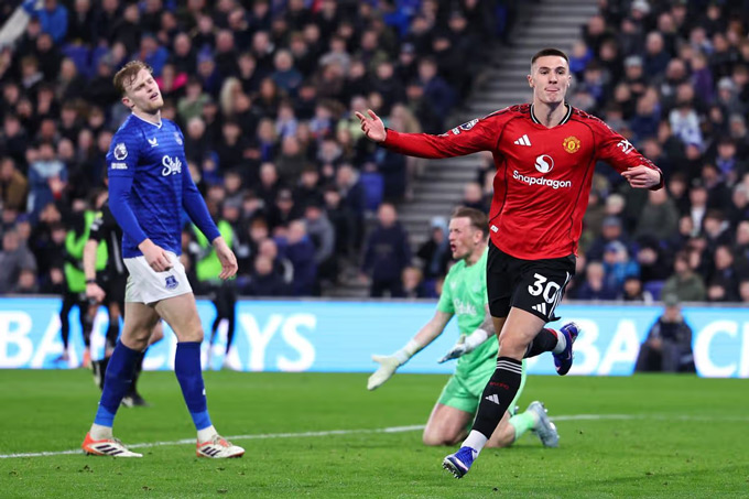 Carrick và MU đáng khen hơn chê khi biết dùng 1 cơ hội để tạo ra bàn thắng đem về điểm số