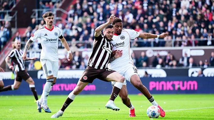 St.Pauli (áo đen) và Frankfurt cầm hòa nhau trong trận cầu không bàn thắng