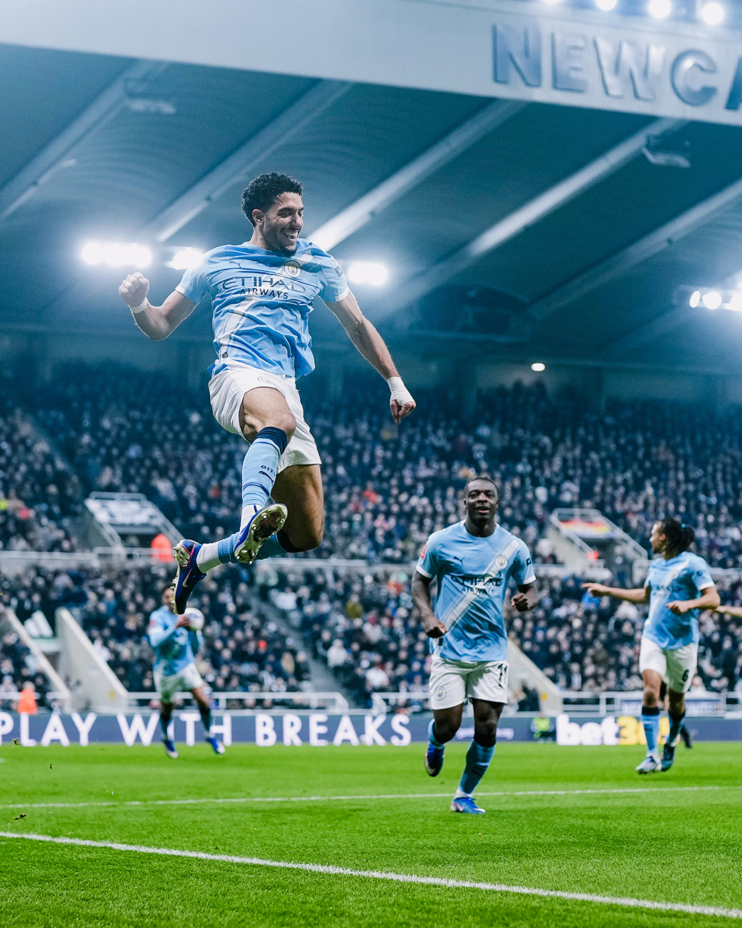 Màn ăn mừng đầy phấn khích của Marmoush