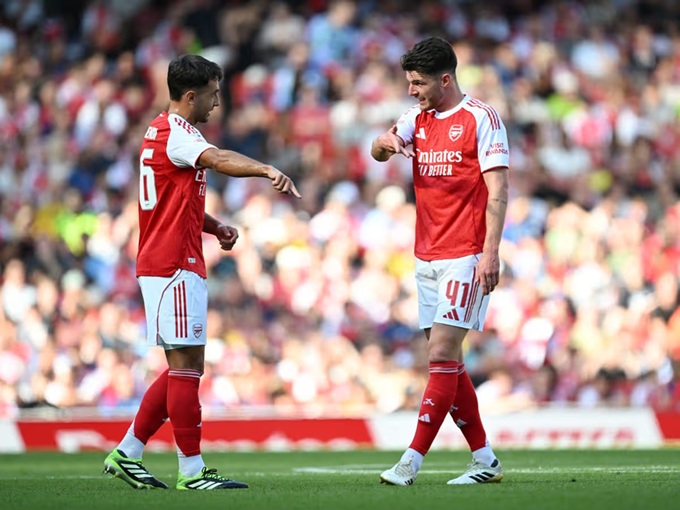 Cặp tiền vệ Zubimendi - Rice đã có dấu hiệu xuống sức khi mùa giải vào sâu