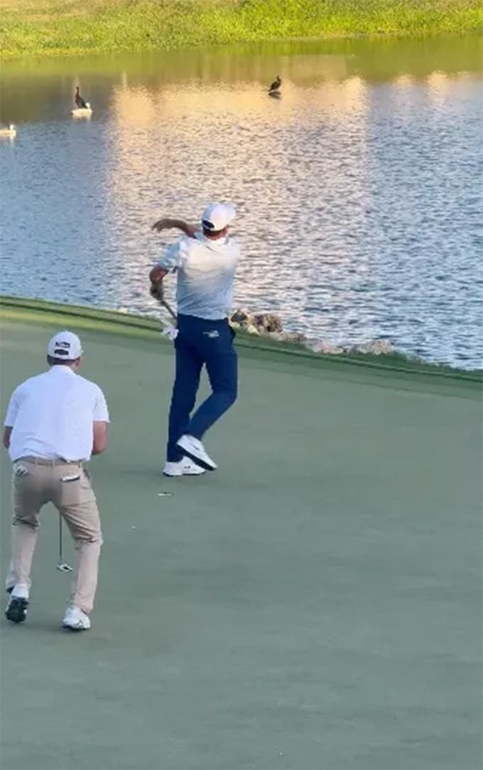 Và tức giận ném quả bóng đi