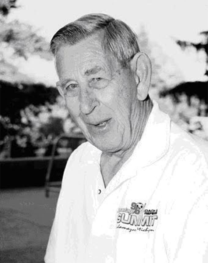 Ken Aston, người phát minh ra thẻ vàng, thẻ đỏ và đóng góp nhiều cho công tác trọng tài và điều lệ