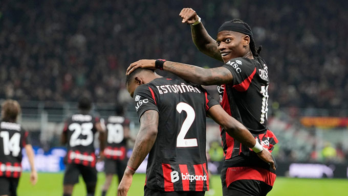 Leao chúc mừng Estupinan sau pha làm bàn đầu tiên cho Milan