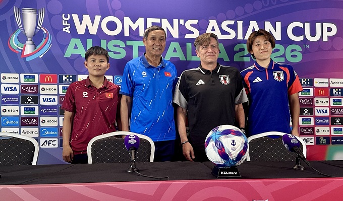 HLV và cầu thủ hai đội có mặt trong buổi họp báo 