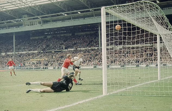 Khoảnh khắc bóng chuẩn bị tìm đến xà ngang cầu môn của Tây Đức sau pha dứt điểm của Hurst 