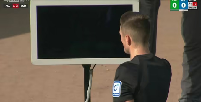Trọng tài không thể xem màn hình VAR bên ngoài sân