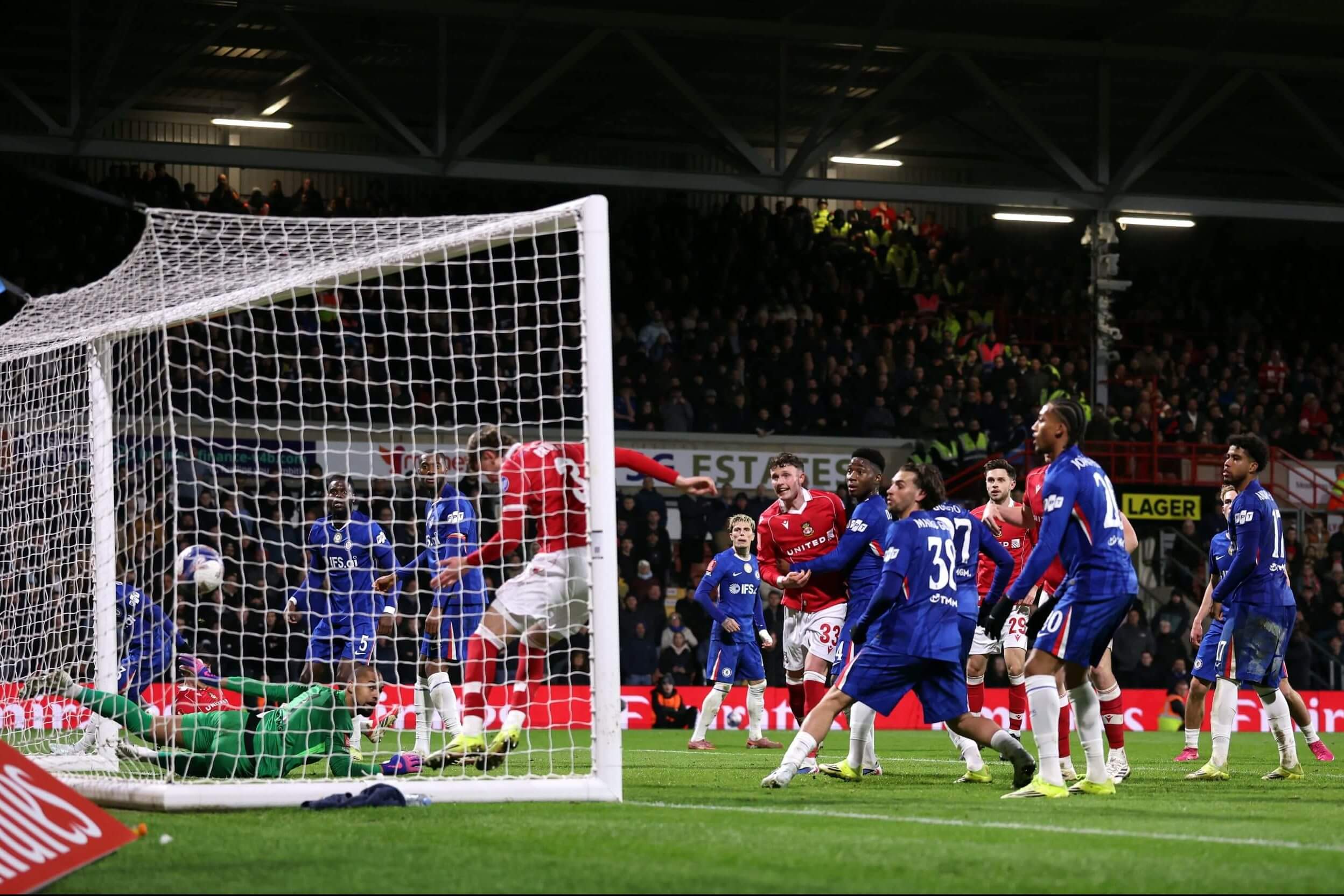 Nếu Lewis Brunt không bị VAR bắt việt vị ở cú đánh đầu cận thành, trận đấu có lẽ đã kết thúc với tỷ số 3-3 