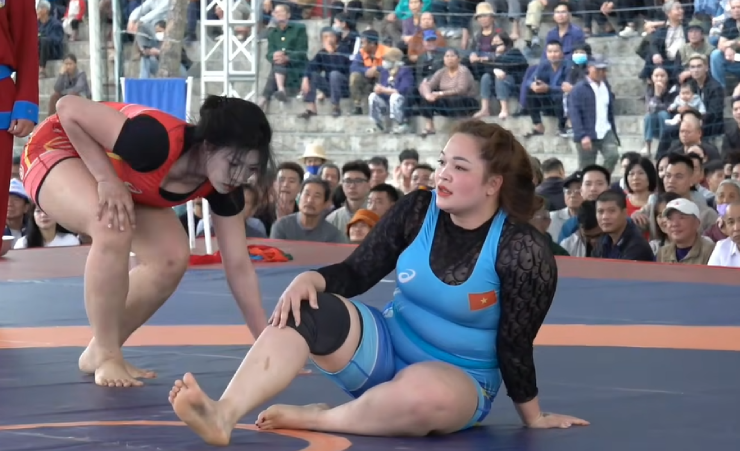 Anh Thư (phải) bị xử thua Anh Thơ