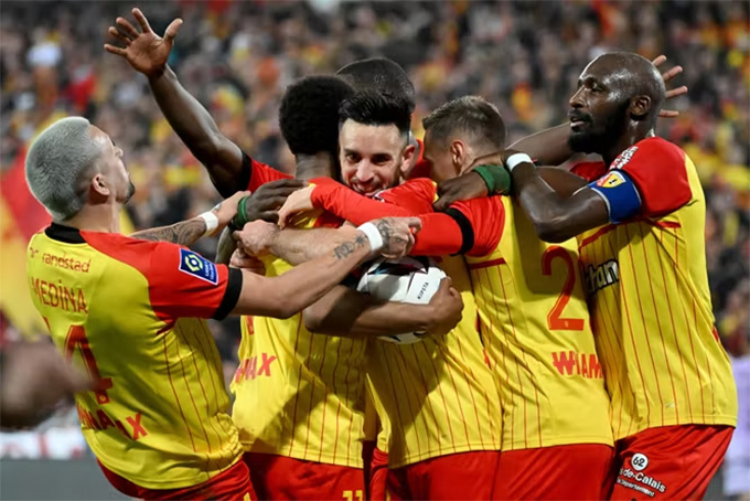 Lens đang khiến PSG phải chịu rất nhiều áp lực ở Ligue 1