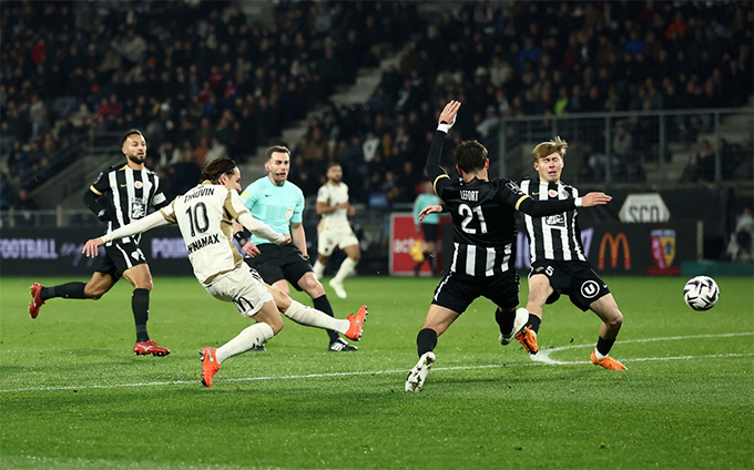 Lens chơi tấn công trực diện