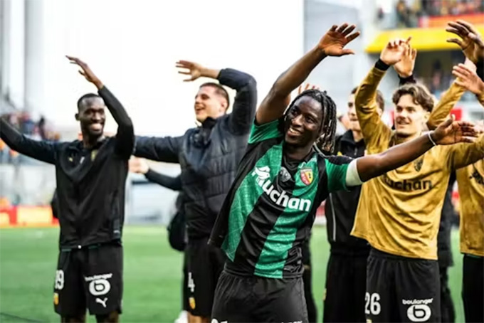 Lens có thể soán ngôi của PSG vào cuối mùa?