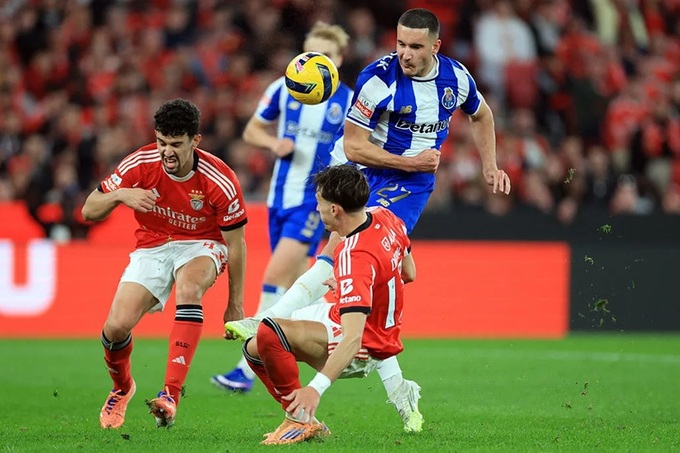 Benfica (áo đỏ) đã ngược dòng cầm hòa 2-2 với đội đầu bảng Porto