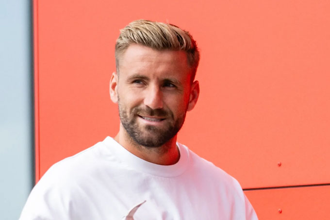 Luke Shaw chặt hạ một cây anh đào