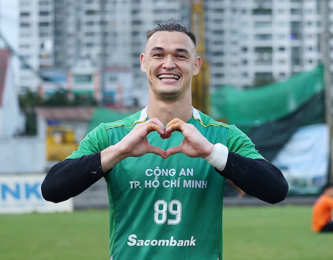 Thủ môn Lê Giang đã rất xuất sắc trong màu áo của CA TP.HCM. Ảnh: Đình Viên 