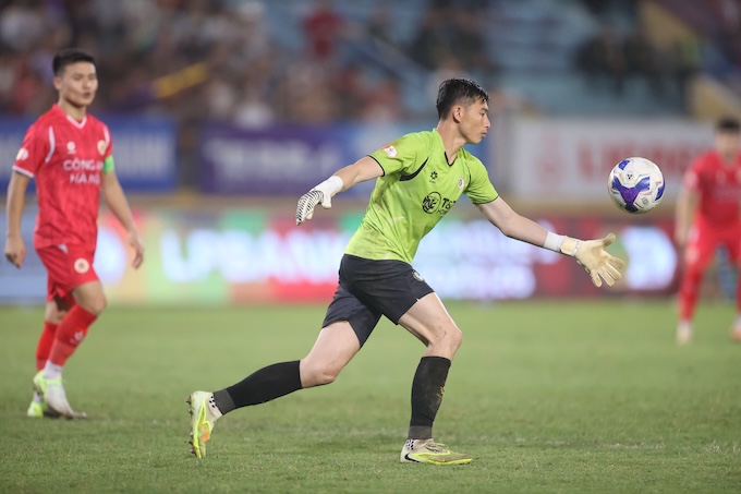 Thủ môn Văn Chuẩn là một trong những điểm nhấn của trận derby thủ đô. Ảnh: Minh Tuấn