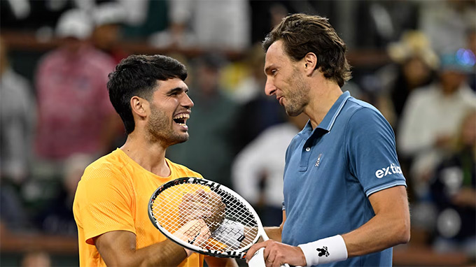 Alcaraz gặp đôi chút khó khăn để ngược dòng đánh bại Rinderknech