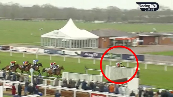 Andrews đã bị cấm thi đấu 12 ngày vì bỏ lỡ một rào chắn