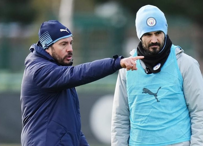 Hughes (trái) đã có nhiều năm làm việc ở Man City