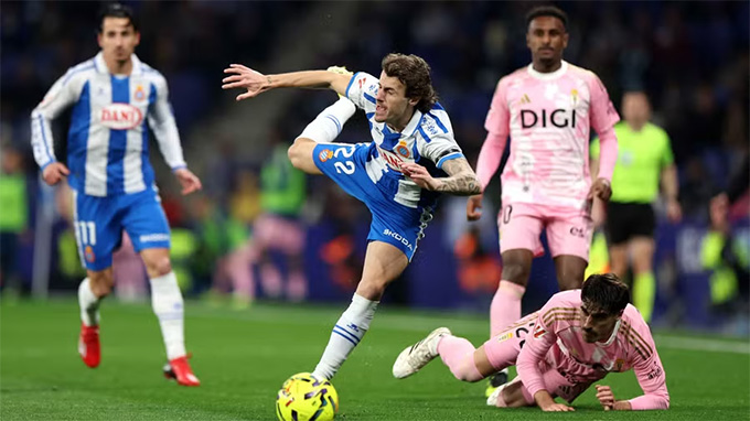 Espanyol (áo sọc kẻ trắng xanh) gặp khó trước đội bét bảng Oviedo trên sân nhà