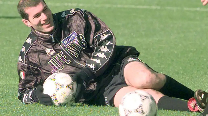 Zizou chỉ đến Juve sau khi thương vụ tới Barca đổ bể vì Cruyff bị sa thải