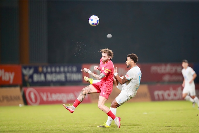 PVF-CAND (trái) rơi xuống đáy bảng khi vừa có trận thua Nam Định - Ảnh: Quang Đương