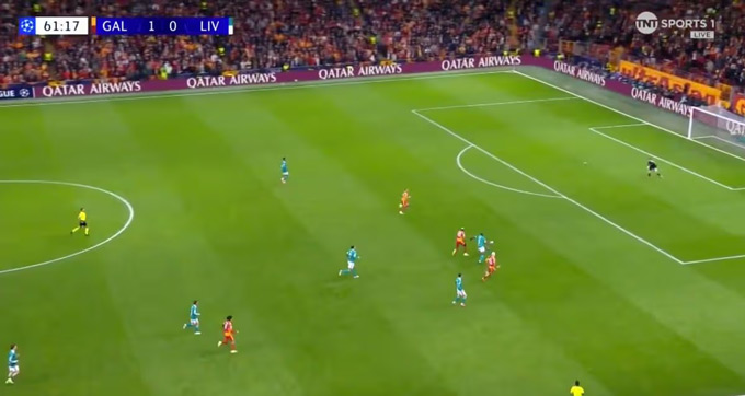 Konate mắc sai lầm với đường chuyền về tai hại