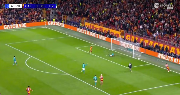 Anh sau đó ngã sõng soài khi cố gắng sửa sai