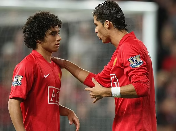 Ronaldo là người gọi điện thuyết phục hai anh em nhà Da Silva gia nhập MU