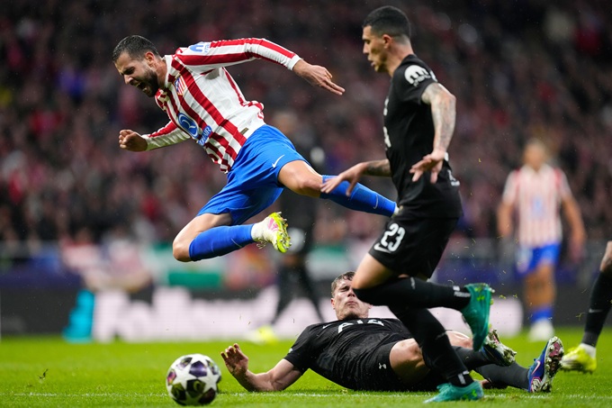 Pha vào bóng hết chân của Van de Ven