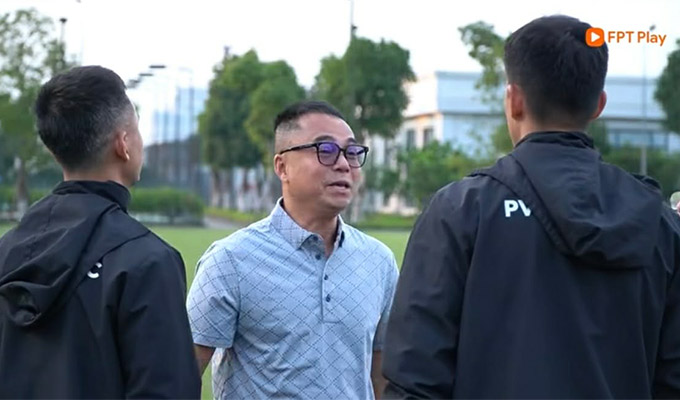 Ông Trần Tiến Đại xuất hiện ở đại bản doanh của PVF-CAND trong buổi tập chiều 10/3 - Ảnh: FPT Play