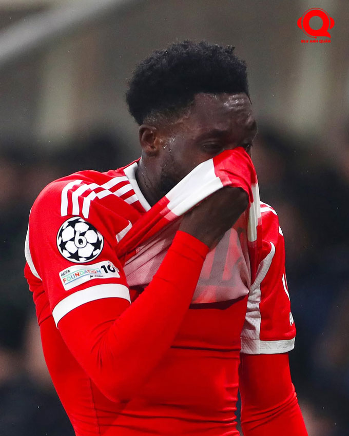 Davies bật khóc khi rời sân vì chấn thương