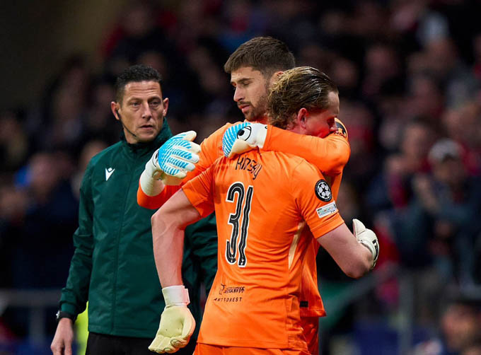 Vicario an ủi Kinsky khi được tung vào sân thay đàn em