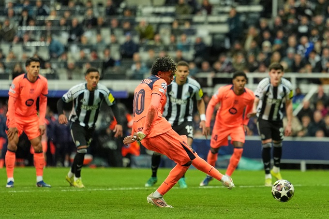 Yamal sút phạt đền mang về trận hòa 1-1 cho Barcelona trước Newcastle