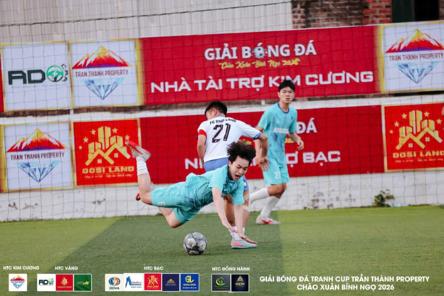 Chủ nhà thua sốc, ứng cử viên vô địch vấp ngã