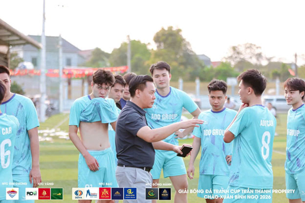 Bầu Hưng trao đổi chiến thuật với các cầu thủ khoảng thời gian giữa hiệp.