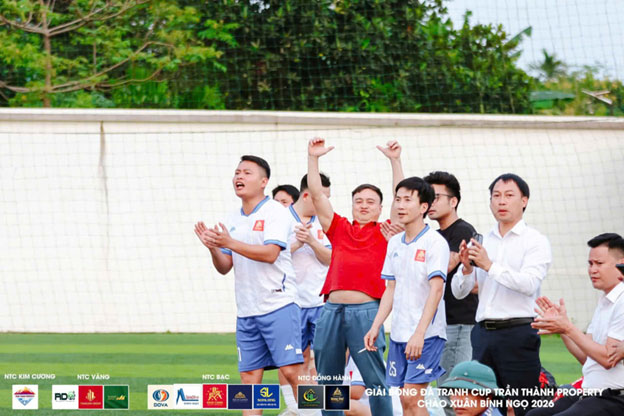 Niềm vui của BHL và các cầu thủ Dosi Land