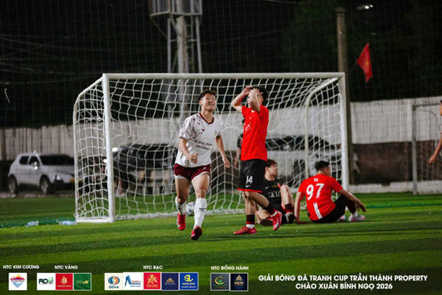 Sự thất vọng của FC. Hoa Hồng sau khi bị thủng lưới.